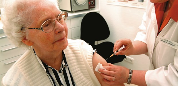 Lieber impfen statt ins Krankenhaus Grippeimpfung im Alter - reduziert die Zahl belegter Klinikbetten.