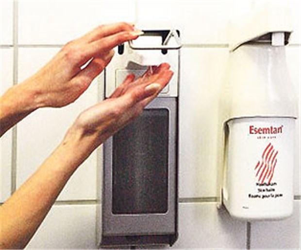So erreichen Arztpraxen eine bessere Hygiene Grober Fehler: Wer als Arzt oder MFA trotz Kenntnis des Hygieneplans den Desinfektionsmittelspender mit der Hand betätigt, handelt unhygienisch.