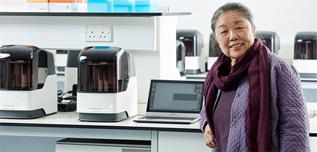 Transportables Kit könnte HIV-Schnelltest revolutionieren Groß wie eine Kaffeemaschine: Dr. Helen Lee hat ein HIV-Diagnose-Tool entwickelt, dass einfach zu transportieren ist – ideal für reisende Ärzte in armen Länder