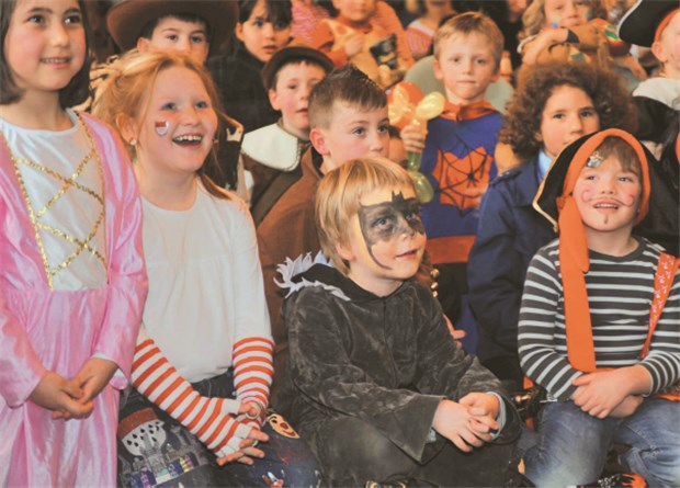 Karneval in der Kinderklinik - das macht Spaß Große Augen der kleinen Patienten beim Klinikkarneval. © Schriefer