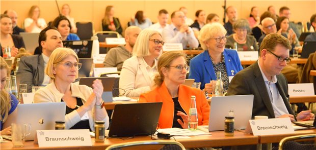 Delegierte bei der Frühjahrstagung des Hausärztinnen und Hausärzteverbandes in Magdeburg