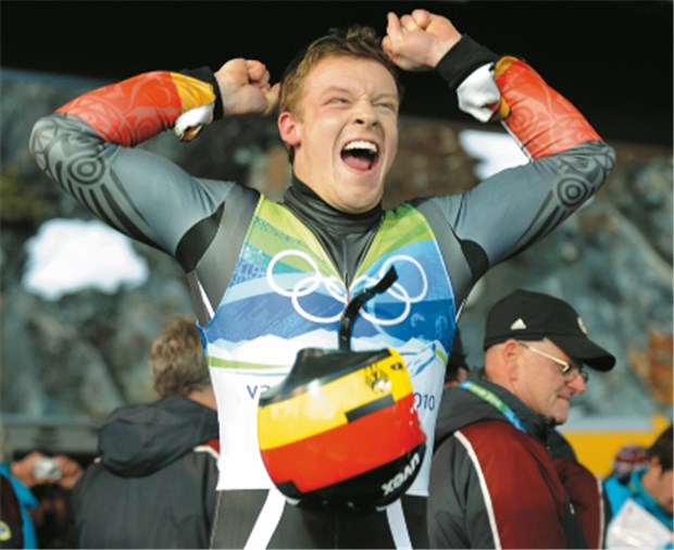 Ein neuer Stern am Rodler-Himmel Große Freude nach dem Olympiasieg: Der 20-jährige Felix Loch holt im Eiskanal von Whistler die erste deutsche Goldmedaille. © Campell / dpa