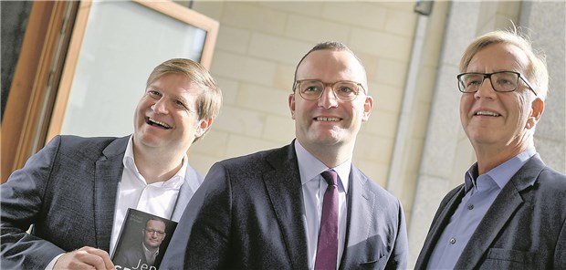 Jens Spahn – Kanzler, oder was? Große Freude über Teil 1 der Lebensgeschichte von Gesundheitsminister Spahn: Michael Bröcker, Autor und Chefredakteur der „Rheinischen Post“, Jens Spahn (CDU),und Dietmar Bartsch, Fraktionschef der Linken (v.l.n.r.).