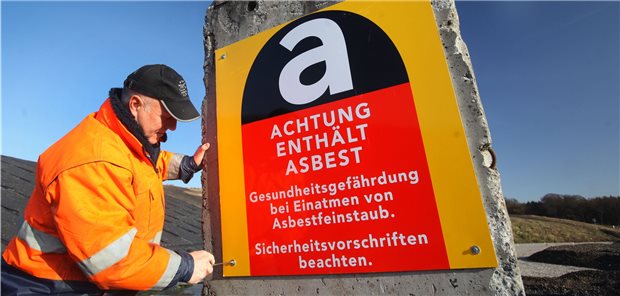 Lungenkrebs: Frühere Gewissheit nach Asbestkontakt angestrebt Große Gesundheitslast Asbestbelastung: Heute gelten für den Abbau der Asbest-Altlasten größte Sicherheitsvorschriften. Der Feinstaub hat bei vielen Beschäftigten in der Vergangenheit zu einer berufsbedingten Asbestose geführt.