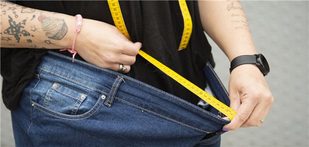 Große Gewichtsreduktion: Hält das bei Betroffenen mit Adipositas und Typ-2-Diabetes bei „Metabolische Chirurgie“ oder konservativer Therapie an? Beide Vorgehensweisen wurden anhand der 7- bis 12-Jahresdaten verglichen.