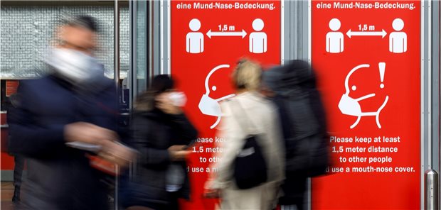 Corona-Eingriffe: Es wird konkret, was der Staat darf Große Hinweisplakate weisen die Besucher am Kölner Hauptbahnhof über die dort geltenden Corona-Maßnahmen wie Maskenpflicht und Mindestabstand hin.