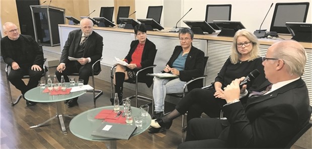 Arztnetze sind die Zukunft der Versorgung „Große Koalition“ für die Netzarbeit: ADA-Chef Dr. Veit Wambach, Dr. Albrecht Klöpfer (Moderator), Christine Aschenberg-Dugnus (FDP), Kathrin Vogler (Die Linke), Dr. Kirsten Kappert-Gonther (Bündnis 90/Die Grünen), Dr. Georg Kippels (CDU).