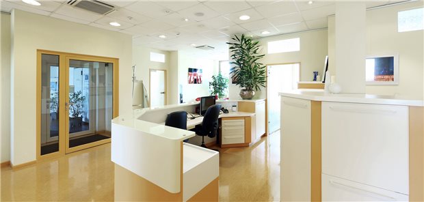 Große Räumlichkeiten und tiptop ausgestattet? Praxisgründerinnen und -gründer sollten sich genau überlegen, welche Ausstattung für sie wichtig ist.
