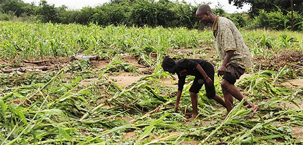 Helfer fürchten humanitäre Katastrophe in Afrika Große Schäden hinterließ Idai etwa in Chimanimani, Manicaland Province, in Simbabwe.
