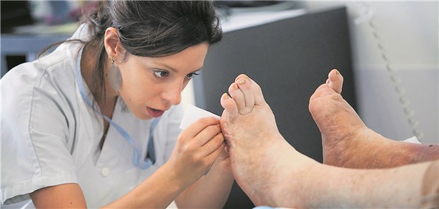 Große Sorgfalt bei der Fußpflege sollte bei jedem Patienten mit Diabetes selbstverständlich sein.