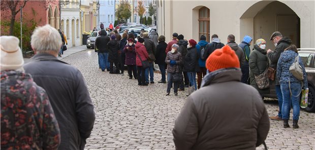 Corona-Impfungen in Sachsen nähern sich Rekordwert Großer Andrang bei einer Impfaktion im sächsischen Meißen. Die Ministerin bittet wegen der teils langen Wartezeiten um Geduld.