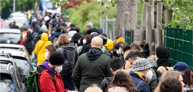 In Berlin-Neukölln sind COVID-19-Impfungen ohne Termin möglich Großer Andrang in Neukölln: Zahlreiche Impfwillige warten auf den Gehwegen rund um eine Turnhalle einer Schule in Neukölln, wo die Schwerpunktimpfung gegen Corona angeboten wird.