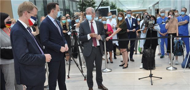 Spahn: „Nicht ich bin der Spielverderber, das Virus ist es“ Großer Auftrieb beim Besuch von Ministerpräsident Daniel Günther und Bundesgesundheitsminister Jens Spahn bei UKSH-Chef Jens Scholz (von links).