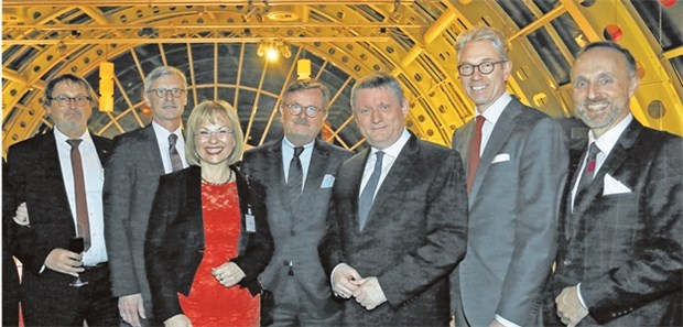 "Wir haben das gerechteste Gesundheitssystem der Welt" Großer Bahnhof beim Neujahrsempfang der Ärzteschaft im KaDeWe: Dr. Günther Jonitz, Dr. Thomas Kriedel, Dr. Petra Reis-Berkowicz, Prof. Frank Ulrich Montgomery, Hermann Gröhe, Dr. Andreas Gassen und Dr. Stephan Hofmeister.