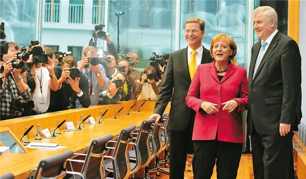 Teure Medizin für eine alternde Gesellschaft Großer Medienandrang bei der Vorstellung des Koalitionsvertrages vor der Bundespressekonferenz: Bundeskanzlerin Angela Merkel mit FDP-Chef Guido Westerwelle (li.) und CSU-Vorsitzender Horst Seehofer.