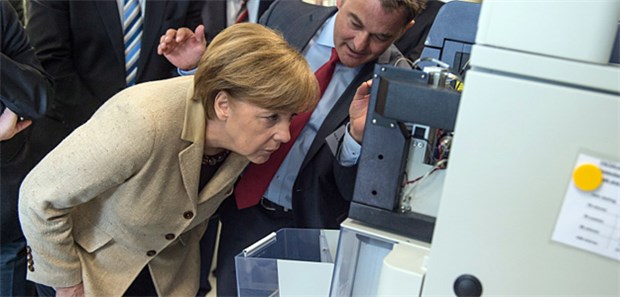 'Politik muss sich für Wissenschaft interessieren' Großes Interesse an der Forschung: Kanzlerin Angela Merkel beim Rundgang im Deutschen Krebsforschungszentrum in Heidelberg.