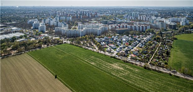 So steht es um die sozialstrukturelle und gesundheitliche Lage in Berliner Bezirken Grün und von Einfamilienhäusern umgeben: die Hochhäuser des Märkischen Viertels in Reinickendorf, das sozialkulturell und gesundheitlich als problematisch gilt.