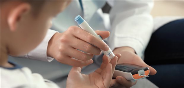 Gründe für eine verzögerte Therapie könnten Unwissenheit über die Besonderheiten einer Diabetesdiagnose bei Kindern mit schnellem Fortschreiten zu DKA oder mangelnde Erfahrung mit der pädiatrischen Insulintherapie sein. 