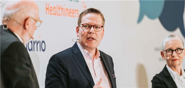 Gründlichkeit geht vor Schnelligkeit: Der Parlamentarische Staatssekretär im BMG, Tino Sorge, warb für eine schrittweise Umsetzung eines Primärversorgungssystems in der Diskussion mit SpiFa-Chef Dr. Dirk Heinrich (l.) und Dr. Ellen Lundershausen, Vizepräsidentin der Bundesärztekammer.