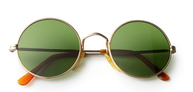 Grüne Brillengläser – hier in eine Sonnenbrille eingepasst – sorgten in einer Studie dafür, dass Fibromyalgie-Patientinnen und -Patienten weniger Opioide benötigten.