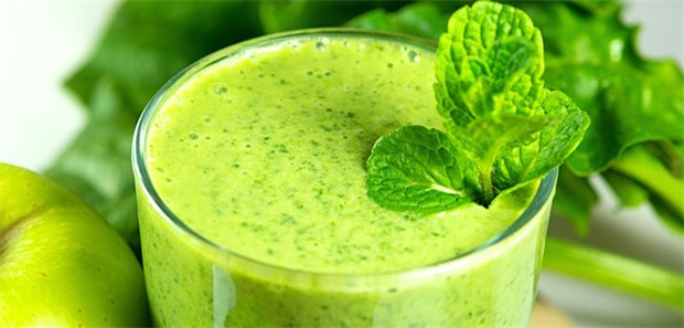 Lebt es sich gesünder ohne Zucker? Grüner, zuckerfreier Smoothie. Den Slogan "Kein Zucker" haben sich viele selbst ernannte Ernährungsexperten zu eigen gemacht und postulieren nun bunt gemischt die verschiedensten Ernährungsstile.