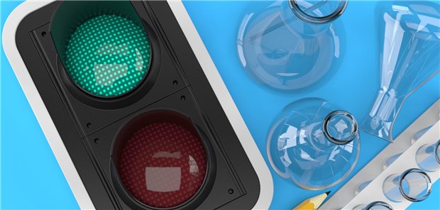 Grüne Ampel neben Labormaterial; Für seltene Krankheiten gibt es neue Medikamente (Orphan Drugs). Diese durchlaufen die Zulassungsprozesse.