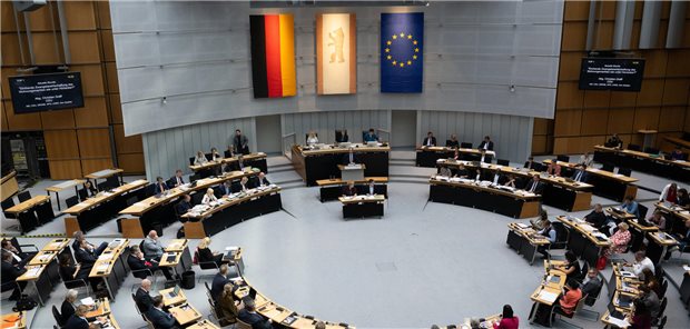 Land Berlin erhöht Investitionspauschale für Kliniken das Berliner Abgeordnetenhaus