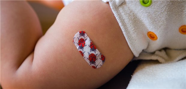 Grundimmunisierung gegen Masern: Die STIKO empfiehlt zwei Impfstoffdosen eines Kombinationsimpfstoffs (Masern, Mumps Röteln) bei Kleinkindern im Alter von elf und 15 Monaten. 