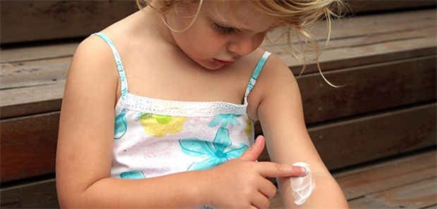 Grundlegend für die Wiederherstellung der epidermalen Barriere ist die Basistherapie mit rückfettenden Cremes und Salben.