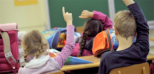Jeder fünfte Schulanfänger kann nicht richtig sprechen Grundschüler im Unterricht: 24 Prozent der sechsjährigen Jungen erhalten rund um den Schulbeginn eine Sprachtherapie.