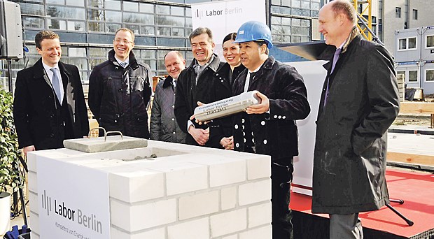 Bau des größten Kliniklabors Europas beginnt Grundsteinlegung des Neubaus: Nicht nur Labor Berlin Geschäftsführer Florian Kainzinger (l.) und Dr. Christian Friese (r.) freuen sich.