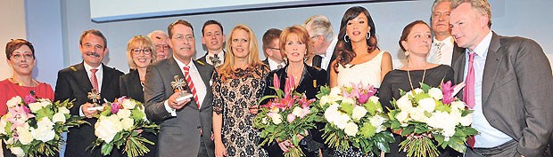 Felix-Burda-Chefin: "Wir schalten keinen Gang zurück!" Gruppenbild mit Film- und TV-Stars, den Preisträgern des Felix Burda Award 2012 und Dr. Christa Maar.