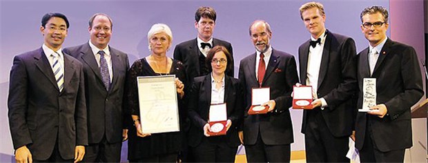 Ehrung für Ideen und Solidarität Gruppenbild mit Gewinnern (von li.): Dr. Philipp Rösler, Dr. Helge Braun, Jutta Oellig, Harm van Maanen, Dr. Kristina Lorenz, Dr. Engelbert Günster, Alexander Dettmer, Stephan Schumacher.