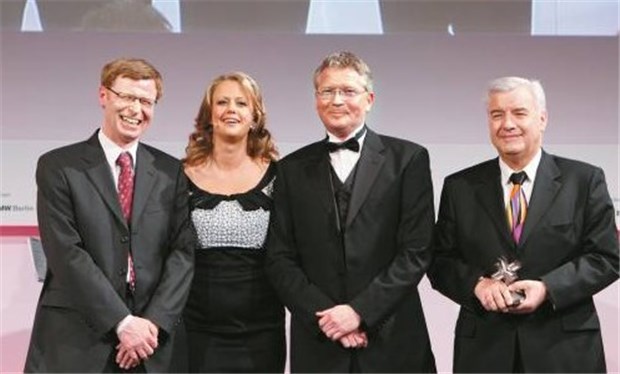 Stark gegen Darmkrebs - Felix Burda Awards verliehen Gruppenbild mit Laudator Professor Helmut Friess und Moderatorin Barbara Schöneberger. Sieger der Kategorie "Medical Prevention": Gastroenterologe Arno Theilmeier, Winfried Jacobs, Chef der AOK Rheinland/Hamburg (v.l.).