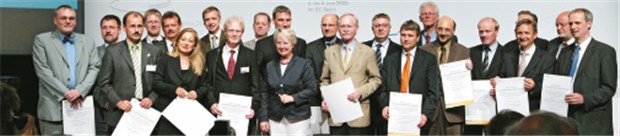 Wer macht das Rennen beim Wettbewerb der Regionen? Gruppenbild mit Ministerin Annette Schavan (Mitte): Vertreter aus 20 Gesundheitsregionen wurden im vergangenen Jahr beim Hauptstadtkongress ausgezeichnet.