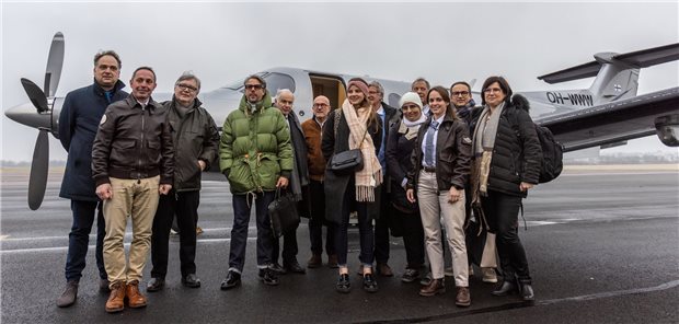 Gruppenbild mit Piloten in Nevers nach dem ersten Luftbrücken-Flug am 26. Januar: Die aus Dijon eingeflogenen Fachärzte sind startklar für die Arbeit im Krankenhaus.