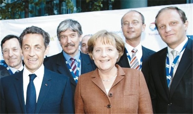 Spitzenpolitiker suchen Spitzenforschung Gruppenbild nach Info-Gespräch: Nicolas Sarkozy, Angela Merkel und Peter Guenter von Sanofi-Aventis (1. Reihe, von links)