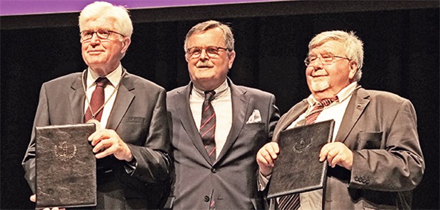 Gruppenbild ohne Dame: Ingo Flenker (l.) und Armin Rost (r.) nahmen von Frank Ulrich Montgomery die Paracelsus-Medaillen und Urkunden entgegen. Dr. Marianne Koch konnte nicht persönlich nach Münster kommen.
