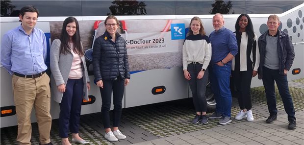 TK-Doc-Tour: Landarzt-Leben näher kennenlernen Gruppenfoto mit dem Tourbus: Sechs Studierende aus ganz Deutschland nahmen bei der diesjährigen TK-Doc-Tour teil.