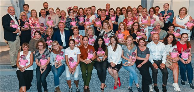 Schütteltrauma-Prävention: Shopping Center kooperieren mit Kliniken Gruppenfoto u.a. mit Hebammen, Ärztinnen und Ärzten, die in Berlin im Rahmen des Projektes #SchüttelMichNicht Schüttelpuppen zeigen, die als Präventionsobjekte in Geburtskliniken dienen. Die Puppen veranschaulichen werdenden Eltern, was im Hirn eines Säuglings passiert, wenn dieser geschüttelt wird. Die Puppen wurden von Mitgliedern des German Council of Shopping Places gesponsort.