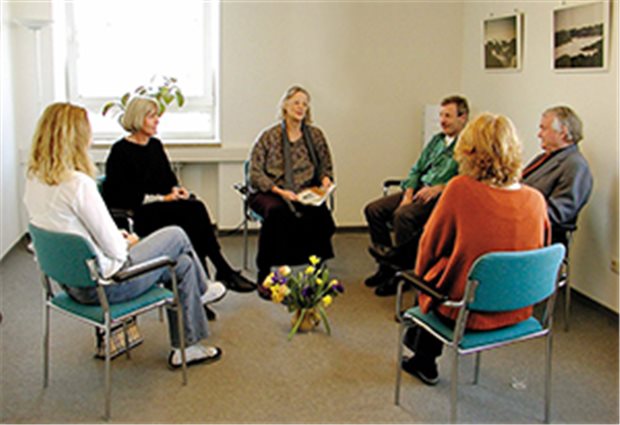 Keine Zulassung für Psychotherapeuten neben voller Stelle Gruppengespräch in der Psychotherapie: Ist der Therapeut bereits angestellt, hat er keinen Anspruch auf eine Vertragsarztzulassung.