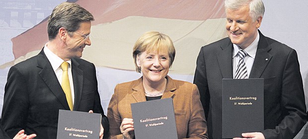Soll und Haben in der Gesundheitspolitik Guido Westerwelle (FDP), Angela Merkel (CDU) und Horst Seehofer (CSU) stellen am 26. Oktober 2009 den Vertrag vor.