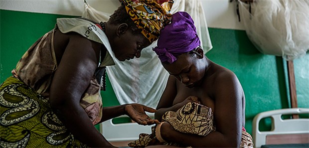 Stillen rettet Baby-Leben Guinea-Bissau, Cacheu: Eine junge Mutter (r) stillt ihr neugeborenes Kind in einer Einrichtung der UNICEF. Sofortiges Stillen nach der Geburt ist besonders in ärmeren Ländern wie eine Lebensversicherung für Neugeborene.