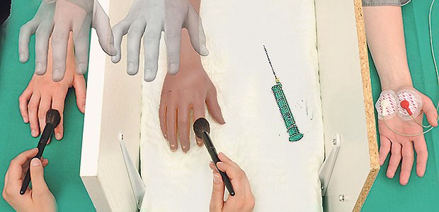 Eine Gummihand, die Schmerz empfindet "Gummihand-Illusion": Die Gummihand in der Mitte des Bildes wird nach mehrmaliger Stimulation der echten und der falschen Hand immer mehr wie ein Teil des eigenen Körpers wahrgenommen.