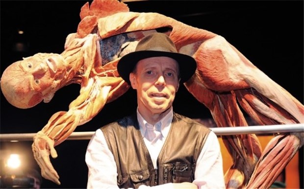 Erstarrte Körper in Heidelberg Gunther von Hagens vor einem seiner konservierten Körper, die er seit Samstag bei einer Schau in Heidelberg zeigt.