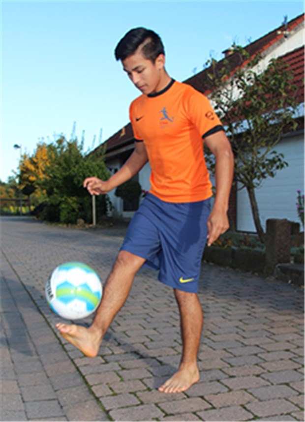 Gustavo besiegt die Zwergfadenwürmer Gustavo (15) will Fußballer werden. Als Kind hatte er sich mit Spul- und Zwergfadenwürmern infiziert, was beinahe unentdeckt geblieben wäre.