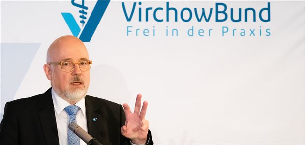 Gut ausgebildete Medizinische Fachangestellte werden immer häufiger aus den Praxen abgeworben, beklagt Virchowbund-Vorsitzender Dr. Dirk Heinrich. In der Corona-Pandemie habe sich gezeigt, wie systemrelevant MFA sind.