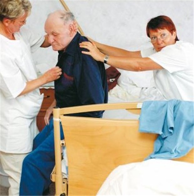 Langzeitarbeitslose betreuen Patienten mit Alzheimer - ist das eine Handlungsperspektive? Gut ausgebildete, qualifizierte Pflegekräfte versorgen einen Alzheimer-Patienten. Könnte das auch mit Langzeitarbeitslosen funktionieren?