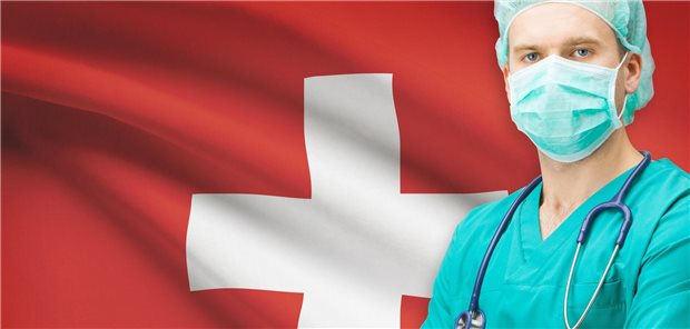 Mediziner vor schweizer Flagge