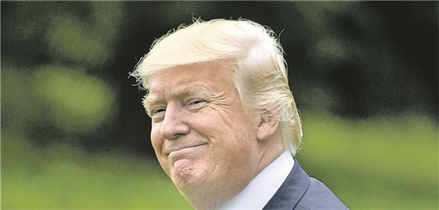 Trump feiert Teilsieg bei "Obamacare" Gut gelaunt: US-Präsident Donald Trump nach der hauchdünnen Entscheidung zur Abschaffung von Obamacare. Mike Theiler/UPI Photo